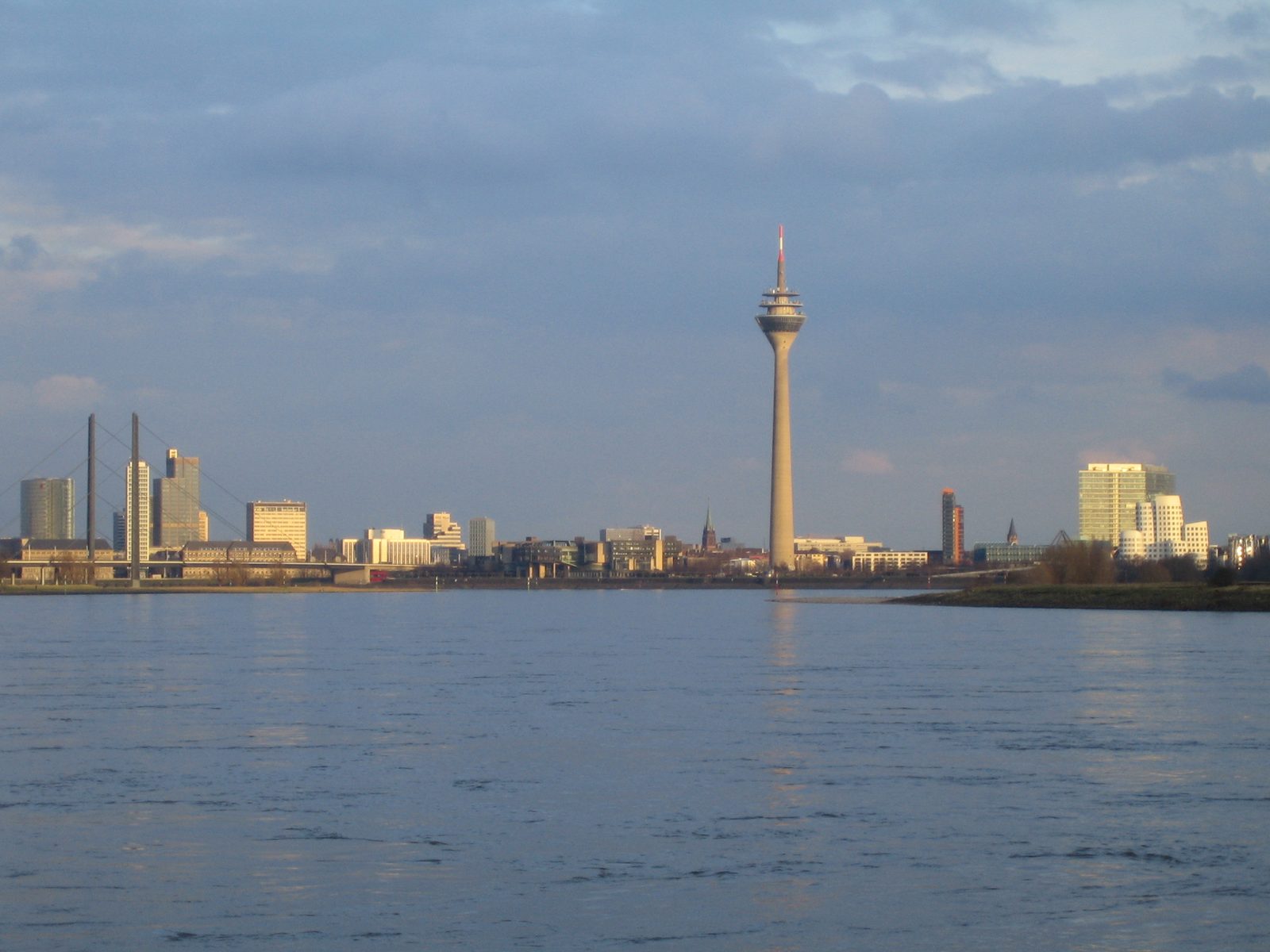 Skyline von Düsseldorf am Rhein bei gedämpftem Licht — der Redaktionsstandort von Borealcanvas Anlagewissen