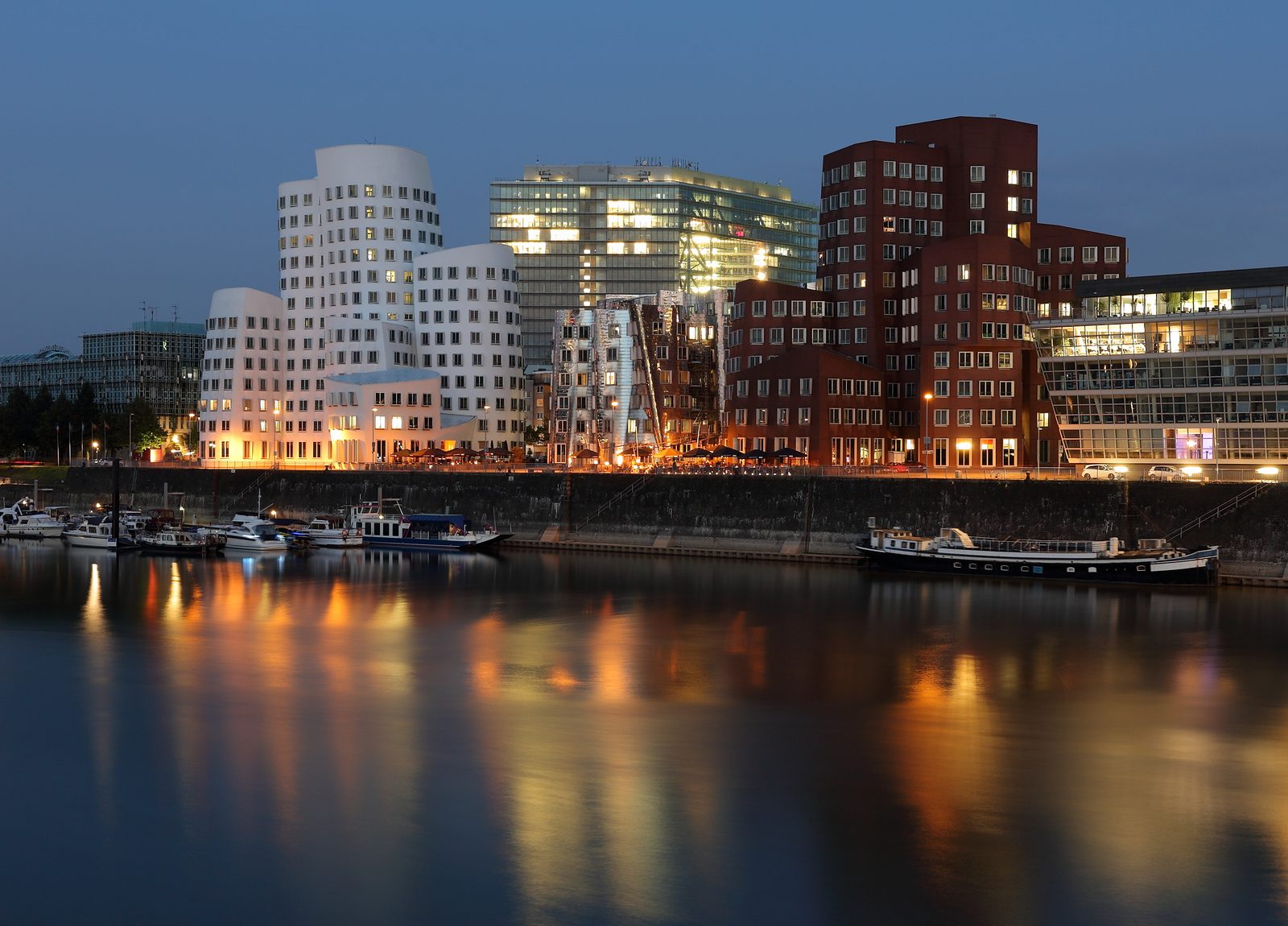 Architektur am Düsseldorfer Medienhafen bei blauer Stunde — der lokale Bezug der Redaktion